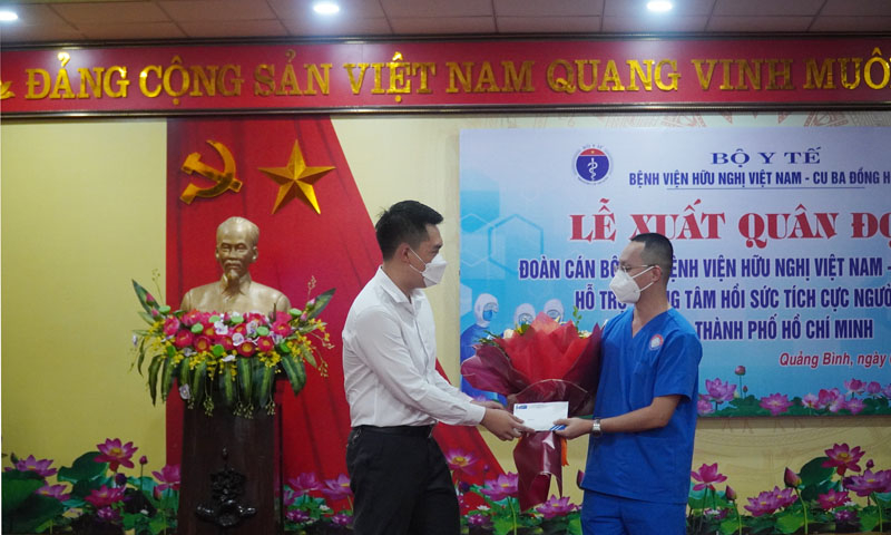 Công ty Vĩnh Hưng tặng hoa và quà chúc mừng các y bác sỹ lên đường bình an.
