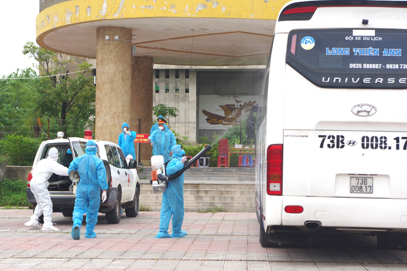 TP. Đồng Hới đón công dân về khu cách ly tập trung Trường THPT Chu Văn An để thực hiện các bước theo quy định.