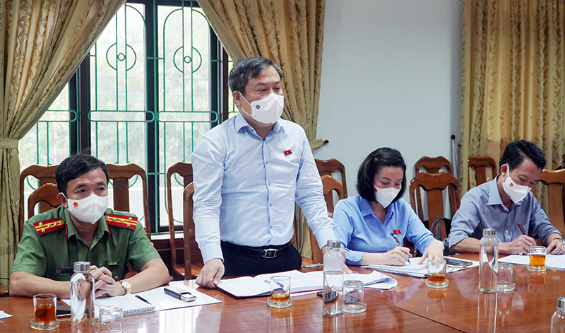 Đồng chí Bí thư Tỉnh ủy, Trưởng đoàn ĐBQH ghi nhận và đánh giá cao những đóng góp của ngành y tế trong công tác phòng chống dịch Covid-19.