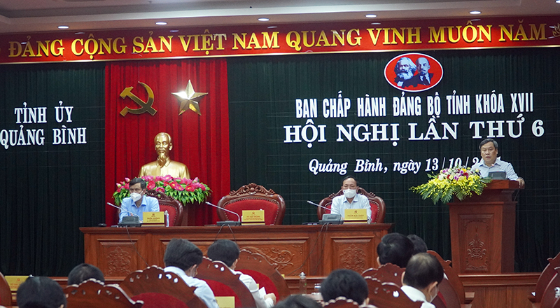 Đồng chí Bí thư Tỉnh ủy Vũ Đại Thắng và các đồng chí trong Thường trực Tỉnh ủy điều hành hội nghị.