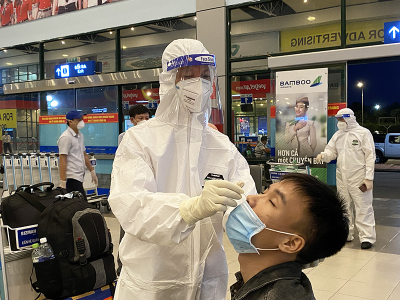 Hành khách được test nhanh Covid-19 ngay sau khi xuống sân bay.