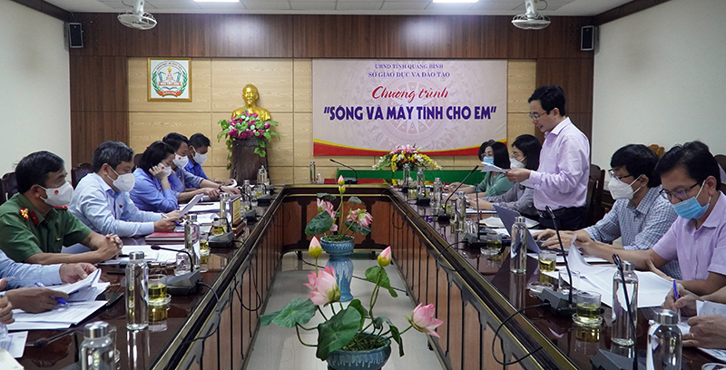 Lãnh đạo Sở GD-ĐT báo cáo tình hình thực hiện các quy định và nhiệm vụ giáo dục - đào tạo trong điều kiện phòng, chống dịch Covid-19. 