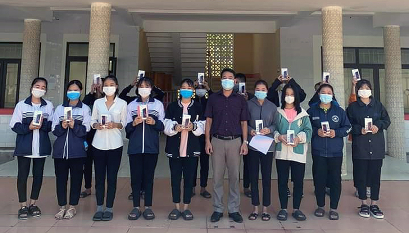 Học sinh huyện Bố Trạch được tặng điện thoại thông minh, phục vụ học tập trực tuyến trong điều kiện dịch bệnh. 