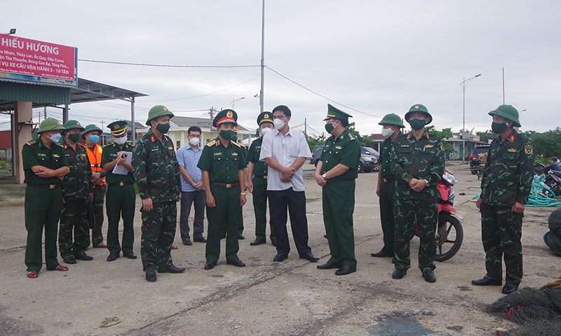 Đồng chí Tư lệnh Quân khu kiểm tra tại Âu thuyền Cảng Gianh, xã Bắc Trạch, huyện Bố Trạch