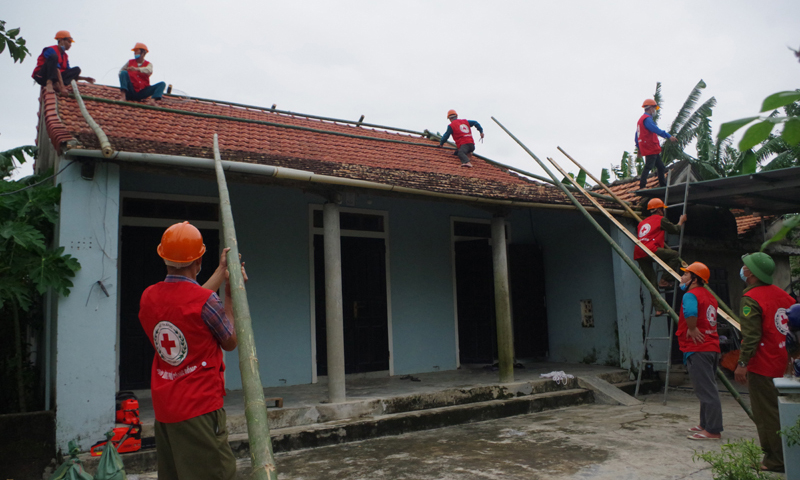 Diễn tập bố trí lực lượng chằng chống nhà cửa cho các hộ dân.