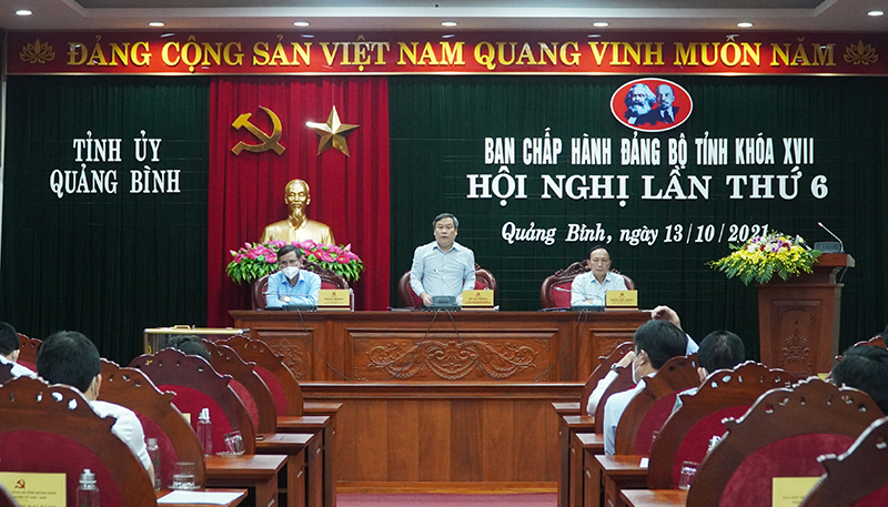 Đồng chí Bí thư Tỉnh ủy Vũ Đại Thắng và các đồng chí trong Thường trực Tỉnh ủy điều hành hội nghị.