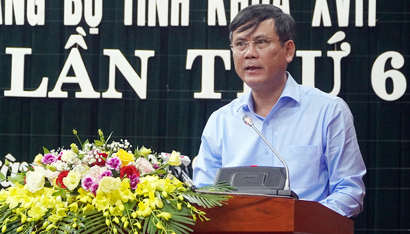 Đồng chí Chủ tịch UBND tỉnh, Chỉ huy trưởng Trung tâm chỉ huy phòng chống dịch Covid-19 tỉnh Trần Thắng trình bày báo cáo công tác lãnh đạo, chỉ đạo phòng chống dịch Covid-19