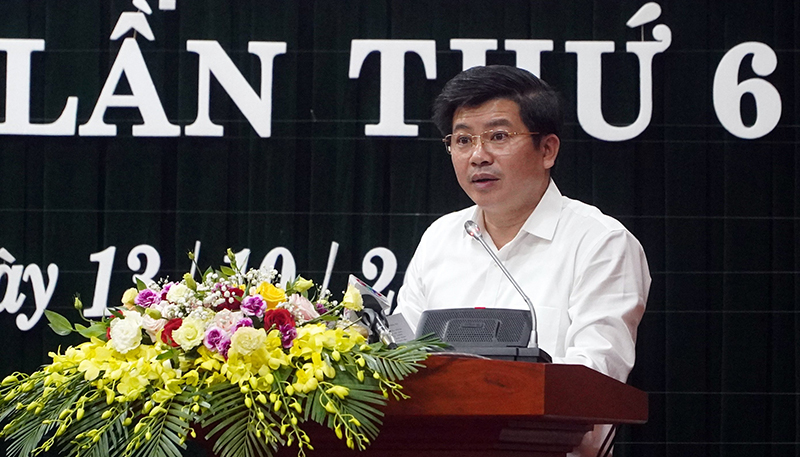 Đồng chí Trưởng ban Tổ chức Tỉnh ủy Trần Vũ Khiêm trình bày tờ trình bầu bổ sung Ủy viên Ban Thường vụ và Ủy viên Ủy ban Kiểm tra Tỉnh ủy nhiệm kỳ 2015-2020.
