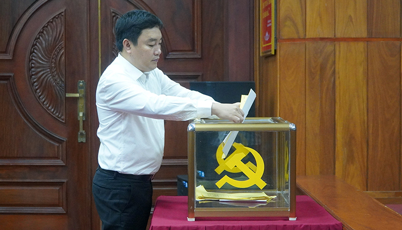 Đại biểu bỏ phiếu bầu bổ sung Ủy viên Ban Thường vụ Tỉnh ủy và Ủy viên Ủy ban Kiểm tra Tỉnh ủy nhiệm kỳ 2020-2025.