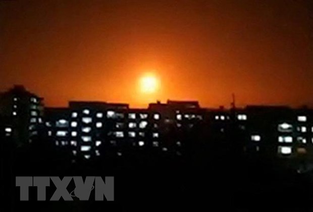  Khói lửa bốc lên sau một vụ không kích của Israel xuống khu vực không xác định ở Syria. (Ảnh: AFP/TTXVN)