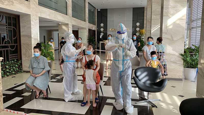 Xét nghiệm cho phụ nữ mang thai và trẻ nhỏ được đón về bằng máy bay vào cuối tháng 8-2021