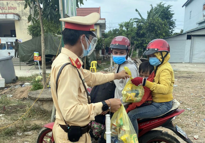 Lực lượng CSGT hỗ trợ nhân dân