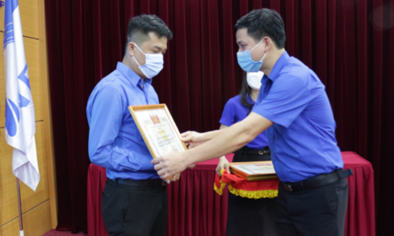 Đồng chí Đặng Đại Bàng, TUV, Bí thư Tỉnh đoàn trao giấy khen cho các tạp thể, cá nhân xuất sắc trong thực hiện Chiến dịch hè tình nguyện.