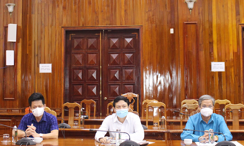 Đồng chí Lê Văn Bảo, Ủy viên Ban Thường vụ, Trưởng Ban Dân vận Tỉnh ủy và đại diện các sở, ngành tham dự hội nghị tại điểm cầu tỉnh Quảng Bình.