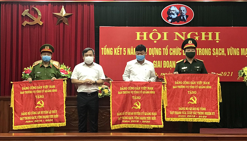 Đồng chí Bí thư Tỉnh ủy Vũ Đại Thắng tặng Cờ thi đua cho các tập thể đạt trong sạch, vững mạnh tiêu biểu, giai đoạn 2016-2020.