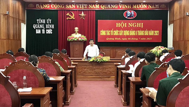 Đồng chí Trưởng ban Tổ chức Tỉnh ủy Trần Vũ Khiêm phát biểu tại hội nghị giao ban công tác xây dựng Đảng 6 tháng đầu năm 2021 và yêu cầu toàn ngành tập trung thực hiện đồng bộ, quyết liệt các nhiệm vụ trọng tâm trong thời gian tới.