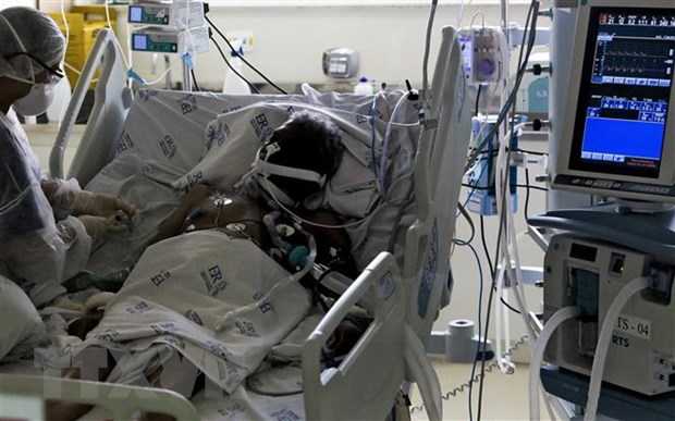 Điều trị cho bệnh nhân nhiễm COVID-19 tại bệnh viện ở Sao Paulo, Brazil. (Ảnh: AFP/TTXVN)