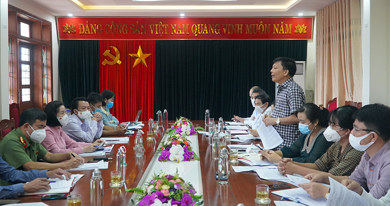 Đồng chí Nguyễn Trường Sơn, Giám đốc Sở LĐ-TB và XH tỉnh báo cáo việc thực hiện chính sách đối với người lao động bị ảnh hưởng bởi dịch bệnh Covid-19.