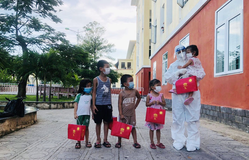 Tặng quà Trung thu cho các cháu thiếu nhi là F0 tại Cơ sở điều trị bệnh nhân Covid-19 Trường CĐLMT.