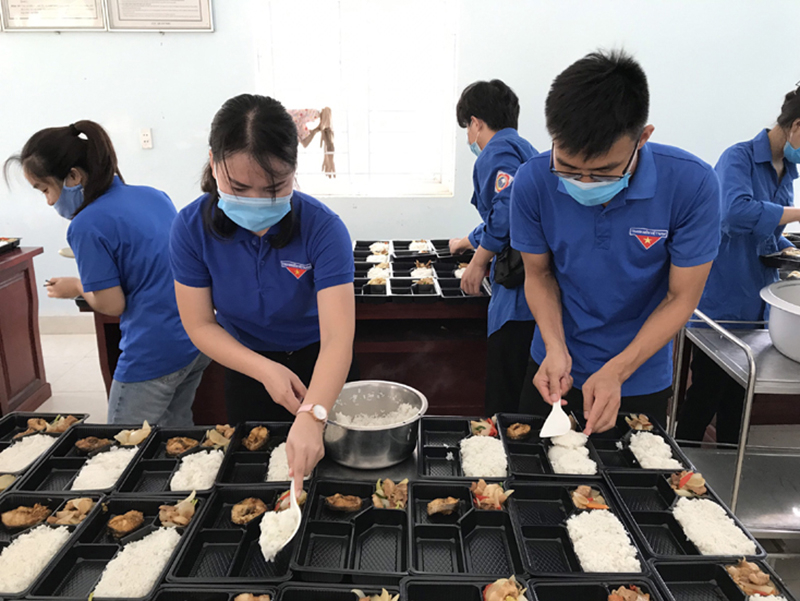 Đoàn viên thanh niên Quảng Bình chuẩn bị bữa ăn tại các khu cách ly tập trung. 
