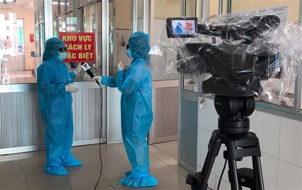  Phóng viên tác nghiệp tại khu vực cách ly đặc biệt. (Ảnh: Quốc Dũng/TTXVN)