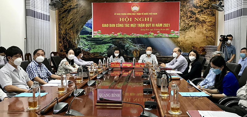 Đồng chí Phó Bí thư Thường trực Tỉnh ủy Trần Hải Châu và đồng chí Chủ tịch Ủy ban MTTQVN tỉnh Phạm Thị Hân dự hội nghị tại điểm cầu Quảng Bình.