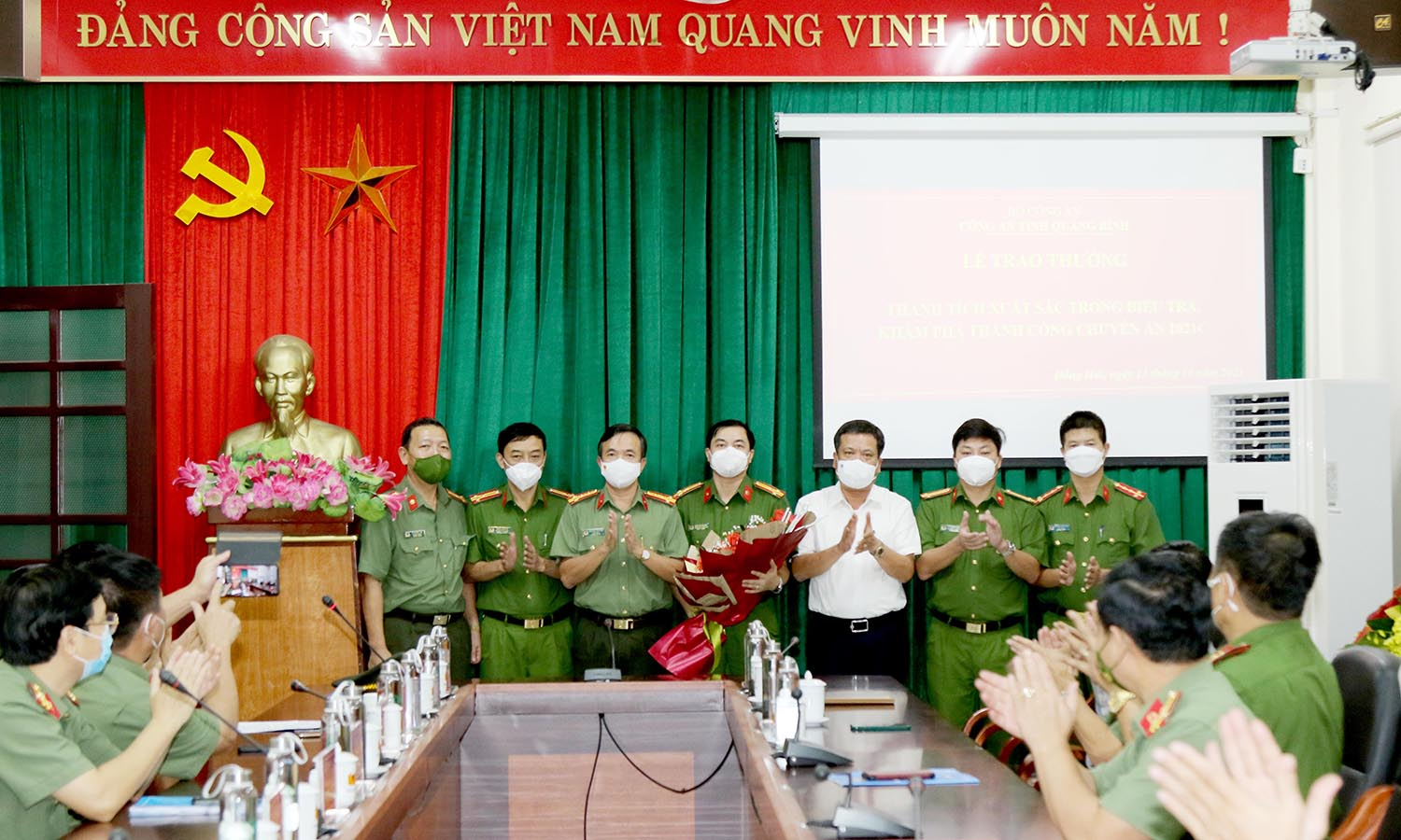 <div>Đại tá Nguyễn Tiến Nam, Giám đốc Công an tỉnh cùng đồng chí Trần Phong, Bí thư Thành ủy Đồng Hới tặng hoa chúc mừng, thưởng nóng cho Ban Chuyên án và các đơn vị liên quan</div>