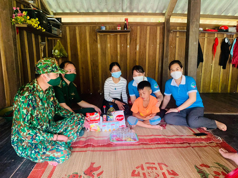Hội LHPN huyện Lệ Thủy trao quà cho hội viên có hoàn cảnh khó khăn.