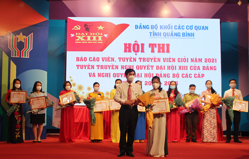 Ban Tổ chức hội thi tặng hoa và giấy khen cho báo cáo viên đạt giải nhất.