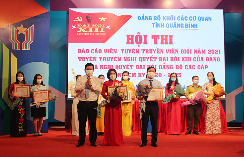 Ban Tổ chức hội thi tặng hoa và giấy khen cho các báo cáo viên đạt giải nhì.