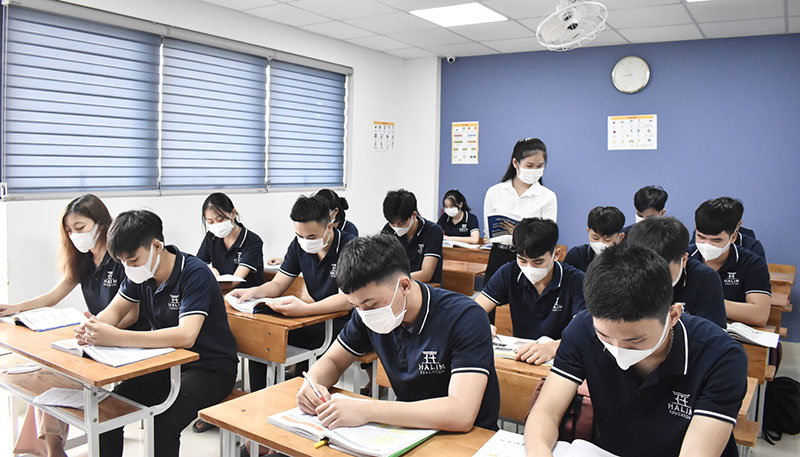 Trong thời điểm hiện nay, nhiều LĐ dành thời gian cho việc học tập, nâng cao trình độ, kỹ năng và ôn luyện ngoại ngữ.