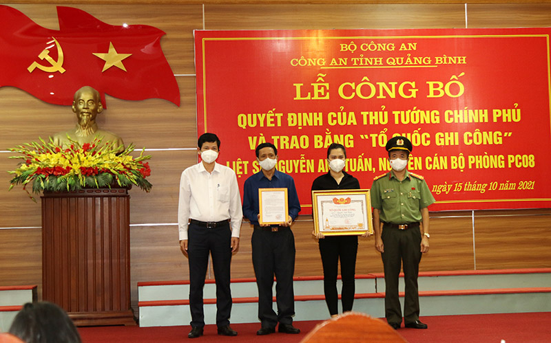 Thừa ủy quyền của Thủ tướng Chính phủ, đồng chí Phó Chủ tịch UBND tỉnh Hồ An Phong và đại tá Nguyễn Tiến Nam, Giám đốc Công an tỉnh trao quyết định và bằng “Tổ quốc ghi công” cho gia đình liệt sỹ Nguyễn Anh Tuấn.