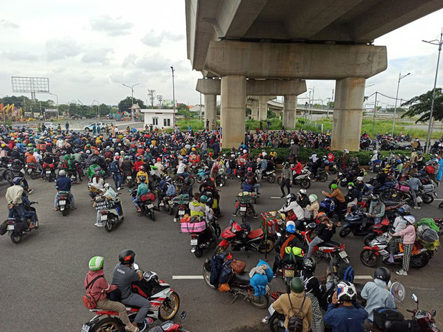  Nhiều người dân từ các tỉnh phía nam về quê.