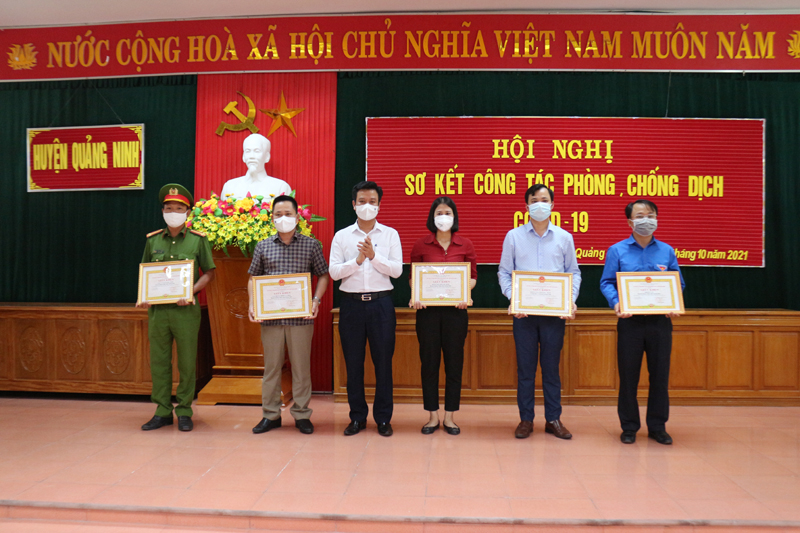 Lãnh đạo huyện Quảng Ninh khen thưởng các tập thể...