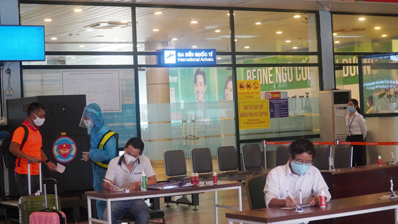 Hành khách thực hiện khai báo y tế trực tiếp tại sân bay Đồng Hới. 