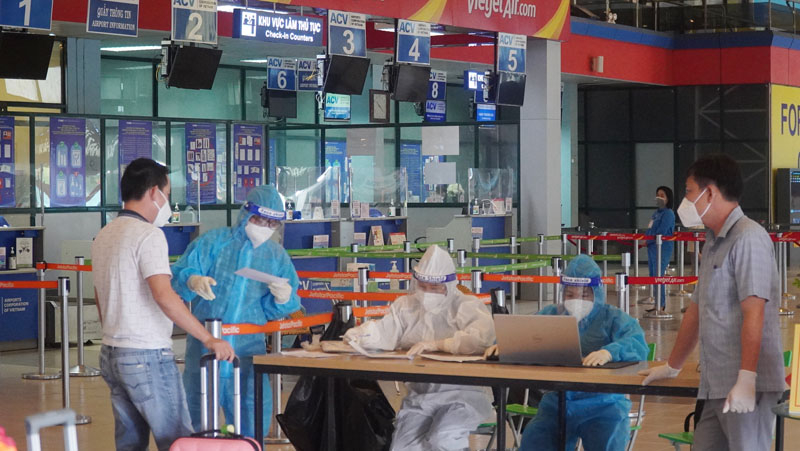 CDC Quảng Bình kiểm tra và nhập dữ liệu hành khách về từ các tỉnh phía Nam để chuyển cho các địa phương nơi cư trú, giám sát chặt chẽ.