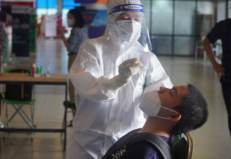 CDC Quảng Bình thực hiện test nhanh cho hành khách tại sân bay.