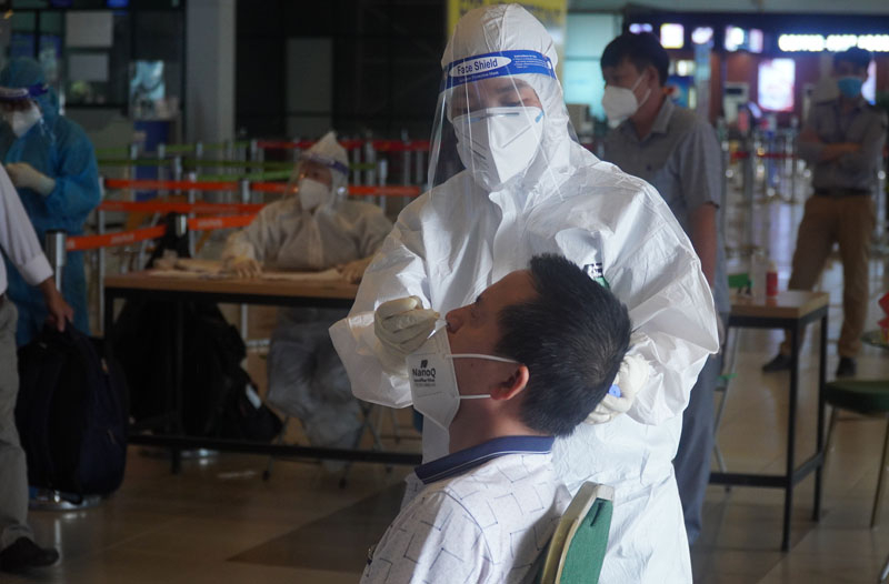 Thực hiện test nhanh Covid-19 đối với hành khách về từ các địa phương có số ca mắc Covid-19 cao tại sân bay Đồng Hới.