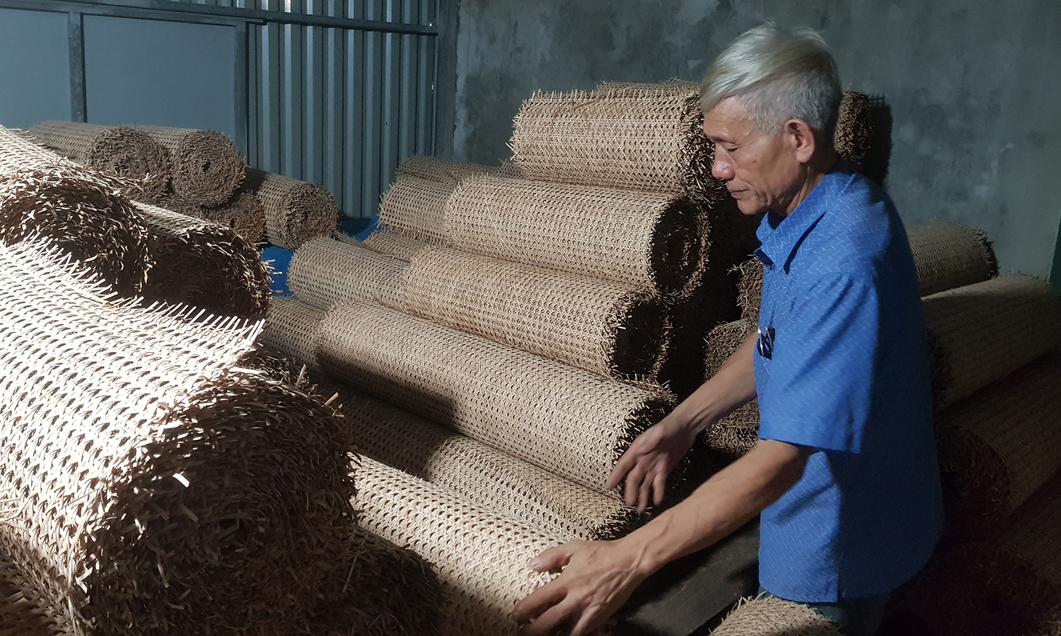Ông Hiếu kiểm tra mây thành phẩm trước khi xuất cho đối tác.