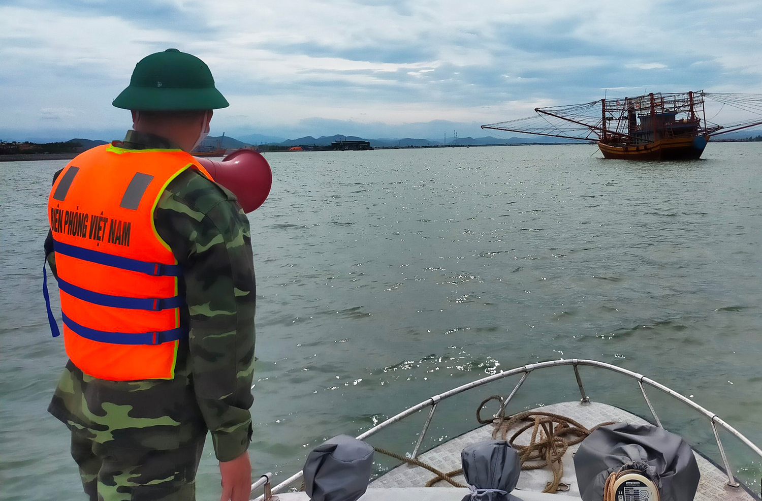 BĐBP đồng hành cùng ngư dân trong hoạt động đánh bắt hải sản và bảo vệ chủ quyền biển, đảo. Ảnh: HOÀI NAM