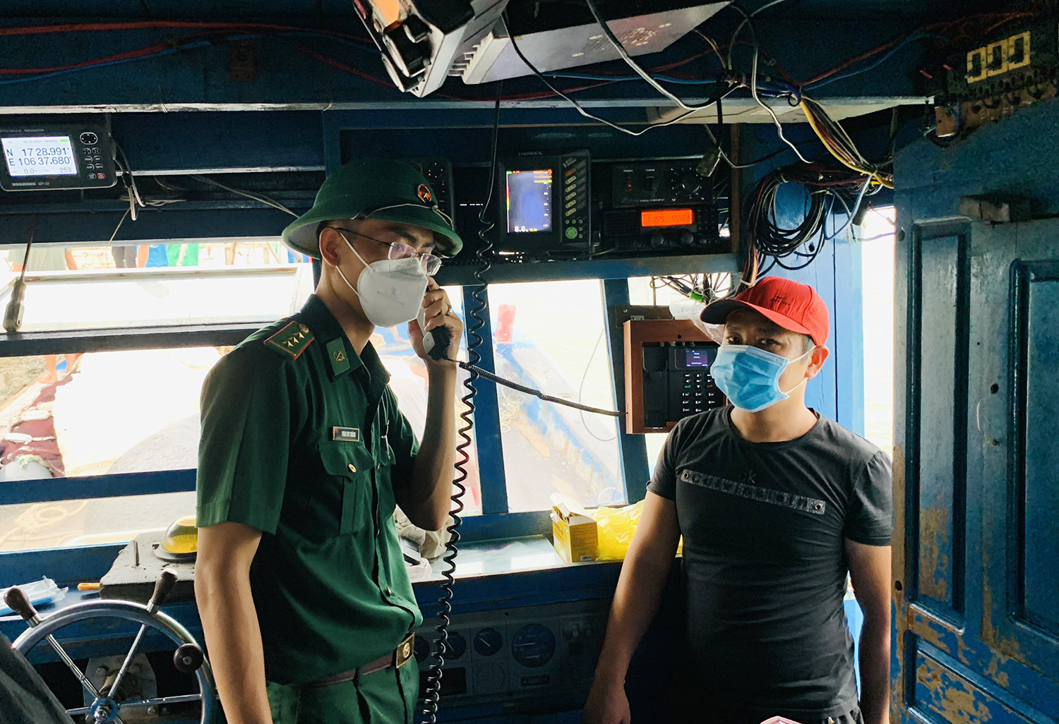 BĐBP kiểm tra hệ thống thông tin liên lạc trên tàu cá trước khi xuất bến.