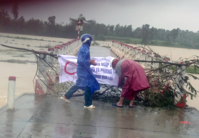 Các điểm ngầm tràn trên địa bàn huyện Bố Trạch đều đã cảnh báo và có lực lượng chốt chặn người và phương tiện qua lai.