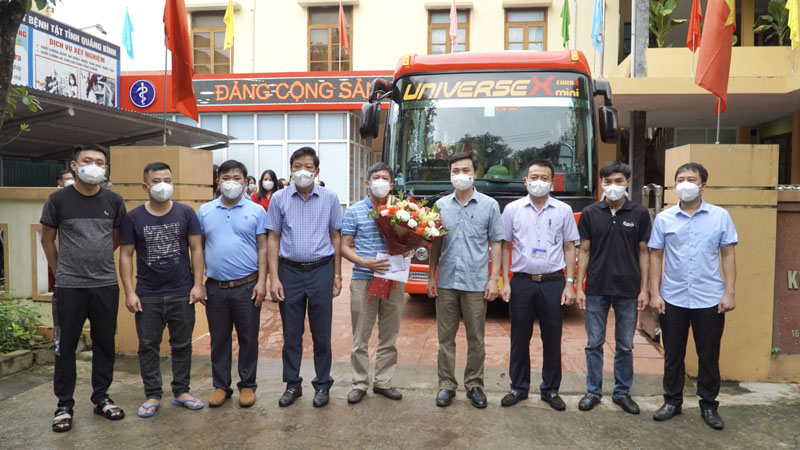 Lãnh đạo Sở Y tế, Trung tâm Kiểm soát bệnh tật tỉnh tặng hoa tiễn đoàn công tác lên đường giúp tỉnh bạn Khăm Muộn chống dịch Covid-19.
