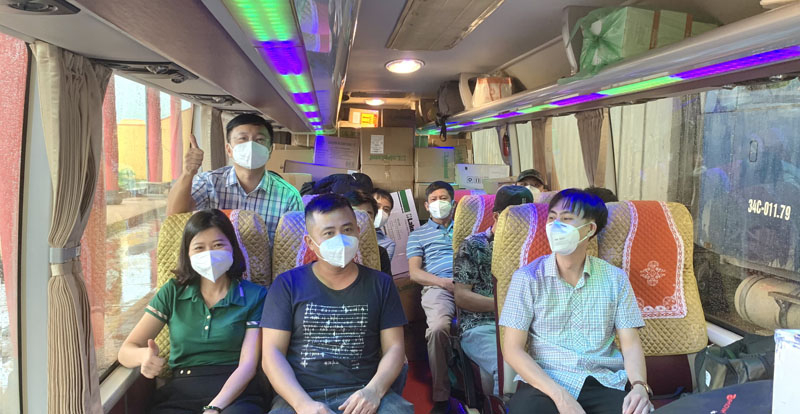 Các thành viên của đoàn công tác lên làm nhiệm vụ giúp bạn chống dịch Covid-19.