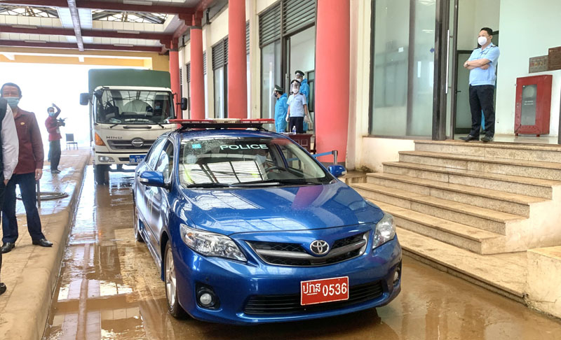 Đoàn công tác rời Cửa khẩu quốc tế Cha Lo về tỉnh Khăm Muộn thực hiện nhiệm vụ.