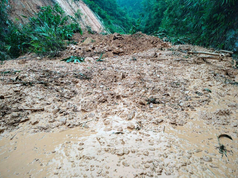 Quốc lộ 9C bị sạt lở nghiêm trọng