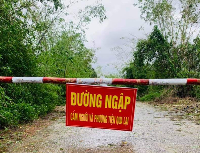 Lập rào chắn trên tuyến đường từ xã Phong Thủy đi xã Thanh Thủy do nước ngập sâu
