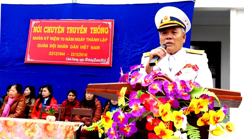 Ông Phạm Quốc Hồng kể chuyện truyền thống về đường Hồ Chí Minh trên biển cho học sinh Trường THCS xã Cảnh Dương