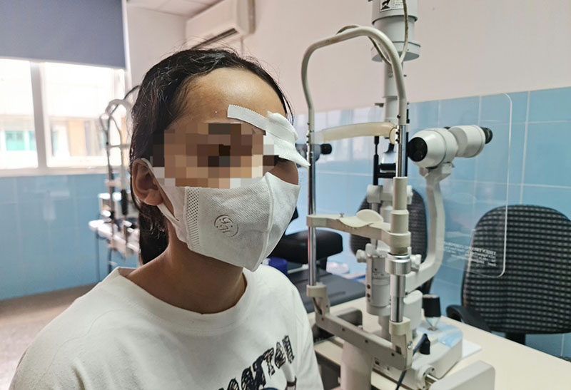 Bệnh nhân Trần Phương T. sau khi phẫu thuật, thị lực đang dần hồi phục.