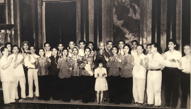 Đoàn Văn công Quảng Bình biểu diễn cho Bác Hồ tại Phủ Chủ tịch ngày 1-5-1966.